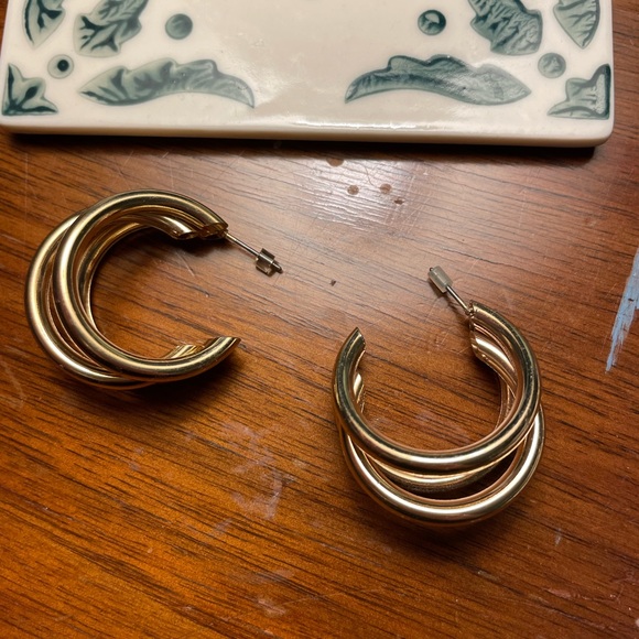 Large gold hoop earrings - Picture 3 of 5